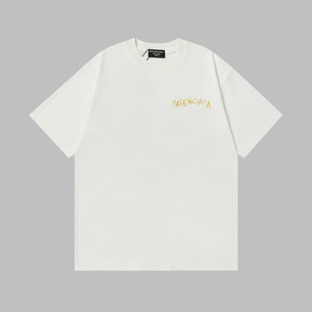 街头焦点 非你莫属 金色 Balenciaga 字样如光芒闪耀 搭配醒目红色棒球帽图案 碰撞出强烈视觉冲击 个性泼墨点缀 似艺术狂想的挥洒 每一处细节都诉说着不