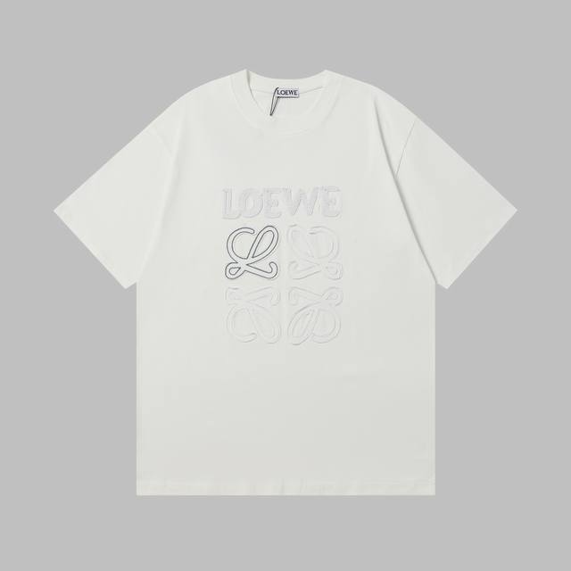 loewe25新款T恤 刺绣浮雕工艺 3D 立体感十足 绝绝子 细节 走线工整 肉眼可见的重工刺绣 高级感与设计感狠狠拿捏 时尚百搭款 采用的是 300 克重