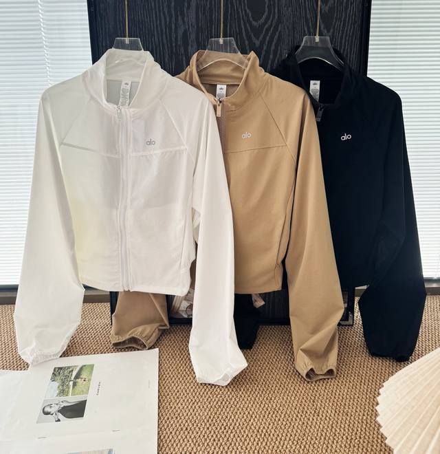 品名 Alo 反光Logo立领夹克防晒外套 尺码 S.M.L 颜色 白色 黑色 卡其 网球风好爱 姐妹们Alo这款防晒修身外套必须拥有姓名 黑色酷飒 卡其高级
