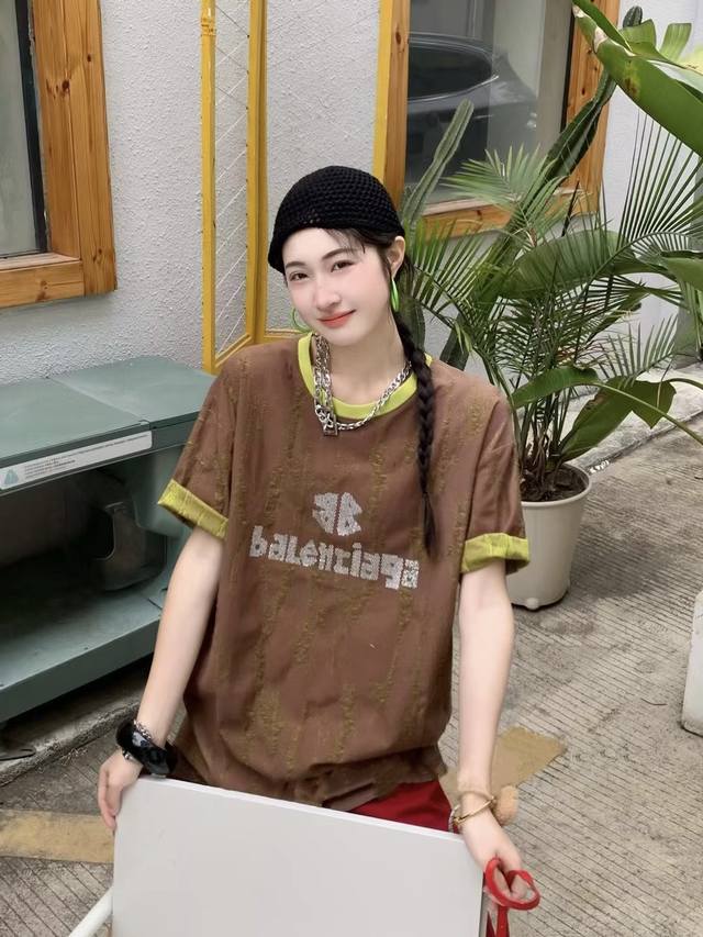 Balenciaga巴黎世家重工假两件亮片Logo破洞短袖 咖色本命星人这件错过真的会后悔 是好看的深棕Coco 视觉显瘦了属于是 : 咖色绿色双层面料破坏处理