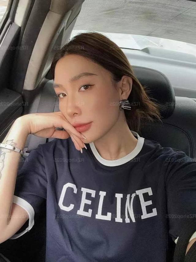 Celine赛琳25Ss凯旋门新款字母刺绣藏青拼色短袖T 一眼沦陷的高级藏青黄黑皮无法拒绝 是很正的深藏蓝 永远高级不会花里胡哨 甜美学院风迷倒甜心妹子的瑟琳T