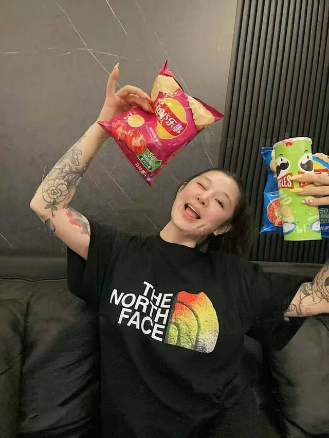 The North Face北面新款彩虹涂鸦Logo短袖T恤 高级感是北脸给的真的在我审美上 全身彩色涂鸦超好看 五彩斑斓美出天际了 属于多少有点小心机在身上了