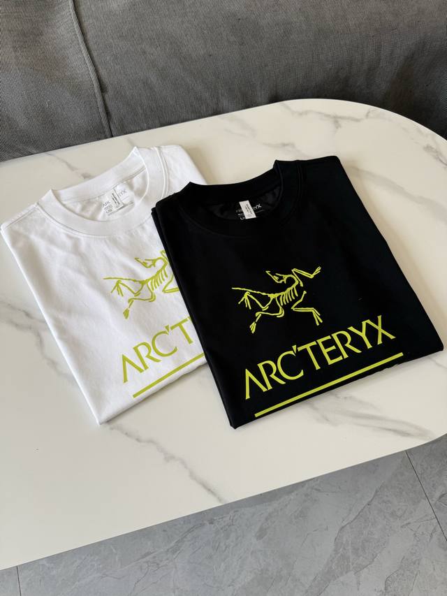 arc'teryx始祖鸟 正面Logo印花 休闲运动吸湿排汗透气圆领短袖T恤 -此款采用240G索罗纳环保型高科技面料 触感柔软顺滑接近真丝 贴身穿着冰凉亲肤