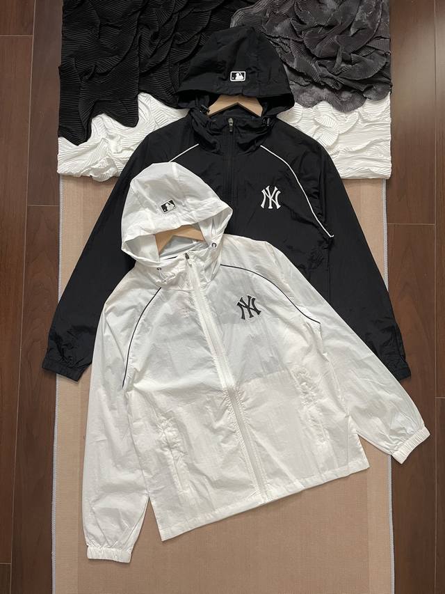 mlb Ny洋基队 夏季户外轻薄防晒外套 这款纽约洋基棒球防晒衣 采用轻薄尼龙面料 手感柔软 透气性佳 兼具防风防泼水性能 适合多变天气穿着 工艺上采用高密度刺