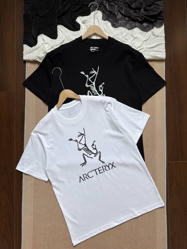 arc'teryx始祖鸟 竖向Logo印花 圆领短袖T恤 男女同款 -面料采用260G纯棉面料 达到透而不露的黄金平衡点 完美规避透视尴尬 成衣尺寸稳定 多次机