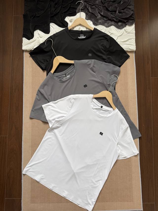 kolon Sport 可隆 无痕压胶 冰丝速干运动T恤 不想夏天出门一身汗 这款冰丝速干T恤 轻薄透气 告别闷热感 让你清凉一整天 采用高弹冰丝面料 手感丝滑