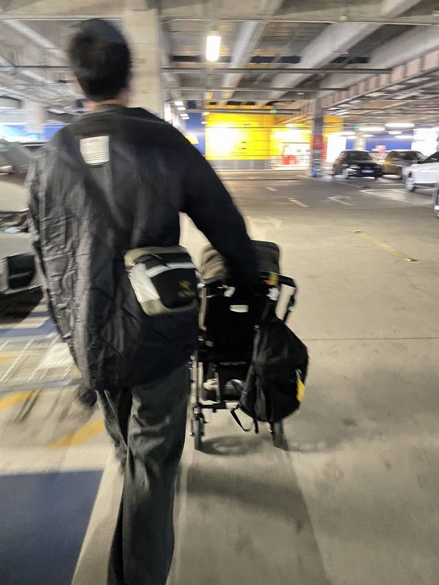 资讯图4 -黑色拼卡其色