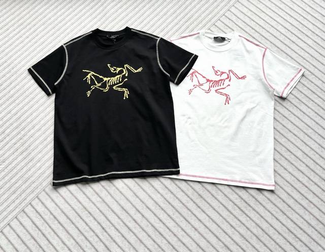 哈苏撞色走线工艺做旧Logo印花 圆领短袖T恤 定制300克100 双纱纯棉面料 定染32支双股螺纹 领标吊牌主唛三标齐全 微微落肩 偏宽松的版型 男女同款 颜