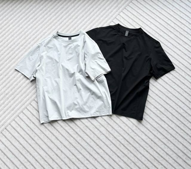 Lululemon Easyset男士户外超薄轻量速干训 短袖 面巾纸般柔软轻薄 3M反光Logo 棉质感觉速干短袖男款T恤 采用全新一代 干爽触感的弹力运动面