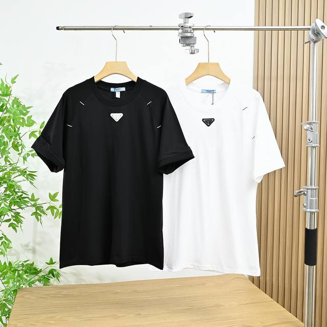 上新 款号 80503# prada普拉达2025夏季新品经典领口三角标极简风格纯棉插肩短袖男女情侣同款T恤 经典永不变 极简老钱风 优雅不过时 极简主义设计和