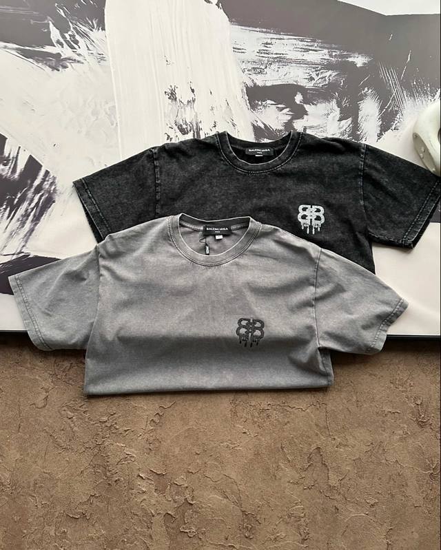 上新 balenciaga巴黎世家25Ss限量款烫钻水洗T恤 水洗做旧 这件短袖真是太帅气了 巴黎世家烫钻印花 贼有感觉 全身成衣二次水洗 多种工艺成本极高 成