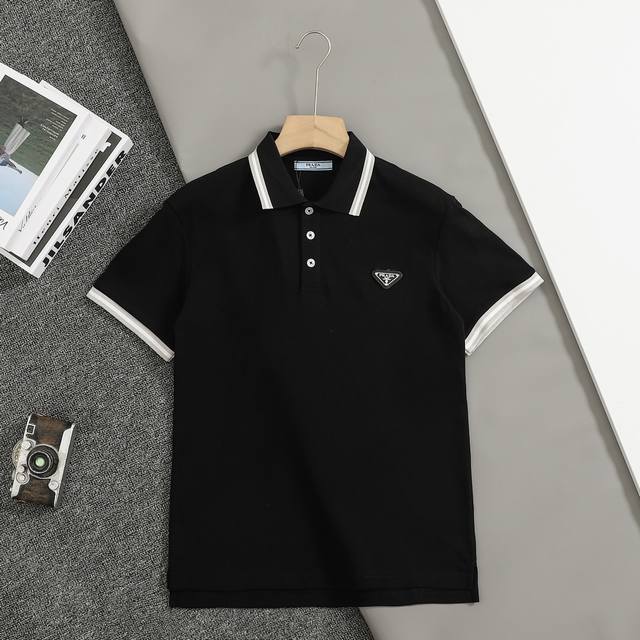 上新 顶级版本 普拉达prada 2025Ss夏季新款胸口经典倒三角刺绣小标图案翻领polo短袖衫 高端版本 专柜定制280G纯棉珠地面料 透气舒适度高 细节无