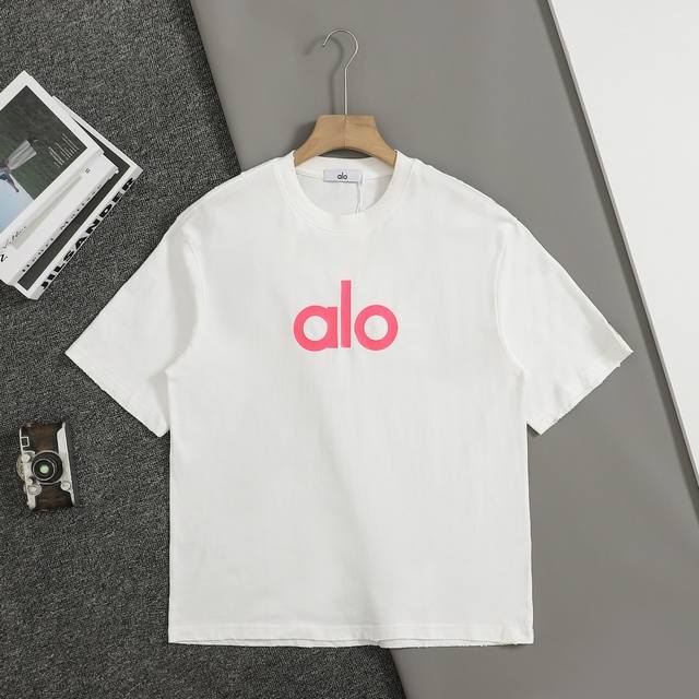上新 顶级版本 Alo 25年新款春夏100%纯棉300克宽松短袖圆领显瘦慵懒感T恤康利光桨印花 高级的字母设计 袖子上也做了一个贴布Logo领口 下摆 袖口都