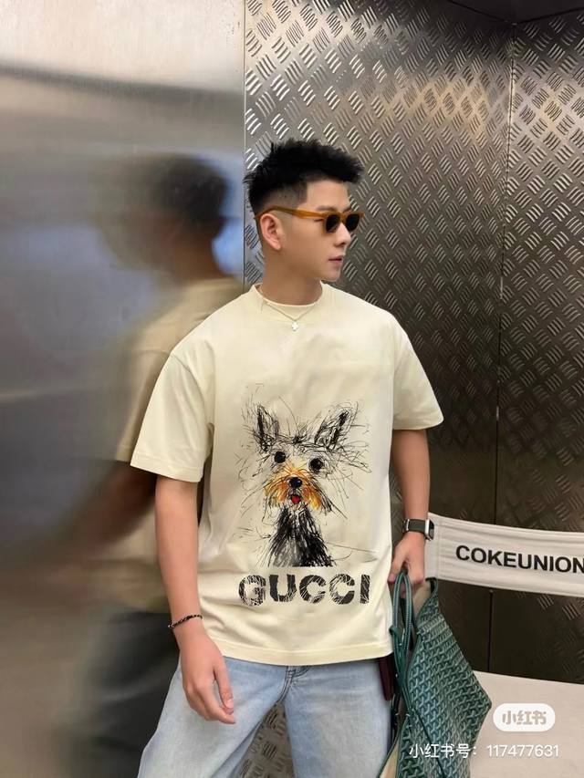 供 模特图 古驰 Gucci蜡笔小狗印花圆领短袖T恤 款号 360 原版面料官方同款短袖T恤 定制280 克同缸染面料手感非常舒服 春夏最新砖柜同步时尚又个性超