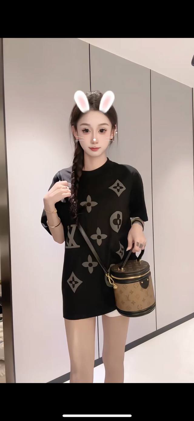 供 模特图 Louis Vuitton 路易威登Lv 前后经典字母四叶草印花满印圆领短袖男女同款T恤 法国路威酩轩集团-Lvmh旗下品牌 著名奢侈品箱包和皮具品