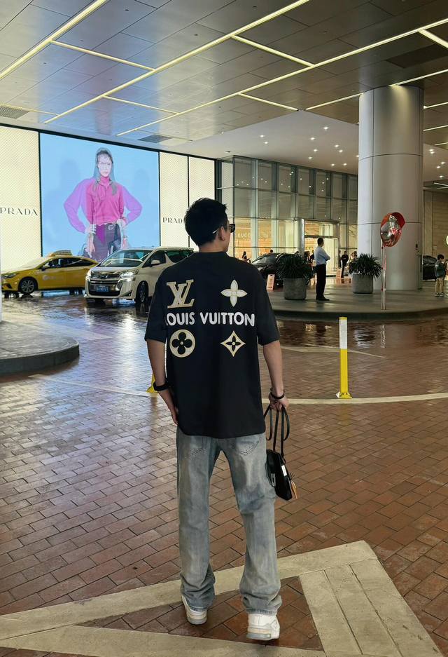 供 模特图 Louis Vuitton 路易威登Lv 25Ss新款经典老花字母Logo贴布绣圆领短袖T恤 法国路威酩轩集团-Lvmh旗下品牌 著名奢侈品箱包和皮