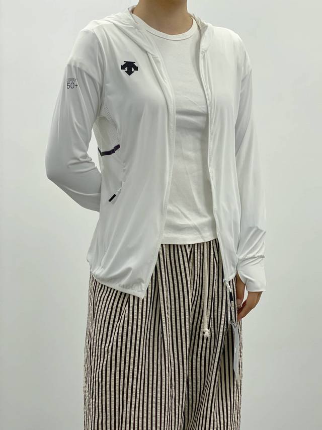 供 模特图 高品质 descente 迪桑特女款五色高品质冰丝皮肤衣 轻薄冰丝防晒皮肤衣 户外通勤的良好选择 轻薄便捷 针对跑步运动休闲设计,弹性透气面料提供运