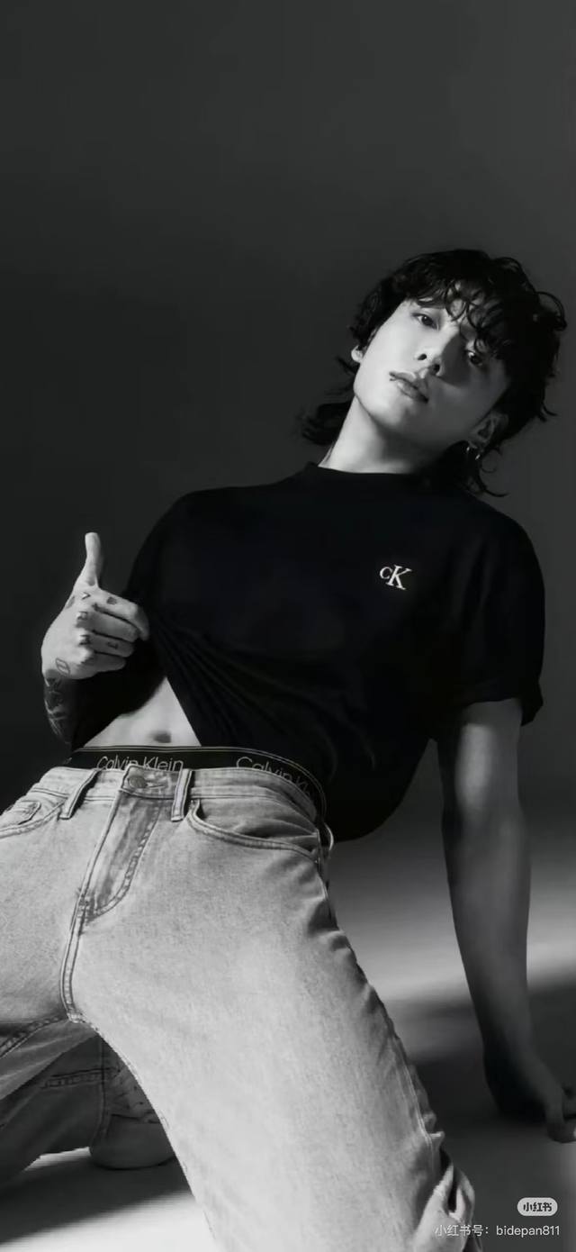 供 模特图 顶级版本 Calvin Klein-Ck背后字母钢印圆领短袖 面料采用280克双股双纱纯棉面料 手感舒适柔软 上身舒适透气 领口采用同缸同色罗纹 不