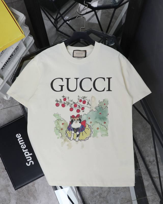 供 实拍图 古驰 Gucci小花猫印花圆领短袖T恤 款号 343 原版面料官方同款短袖T恤 定制280 克同缸染面料手感非常舒服 春夏最新砖柜同步时尚又个性超级