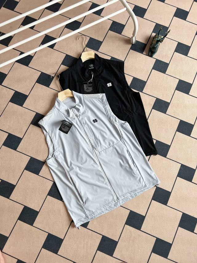供 实拍图 kolon Sport可隆情侣款户外运动休闲速干马甲 款式经典 简洁 百搭 是春秋夏秋三季叠穿搭配的利器 当下出门 T恤外面B1183排套上它 让你