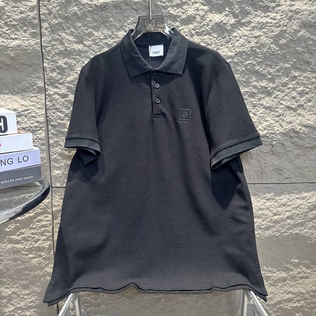 上新供 高版本 burberry 巴宝莉 新款polo 纯棉珠地面料 进口绣花机出品 立体垫胶绣 定制激光纽扣 全套辅料齐全 颜色:黑色 白色 码数 M L X