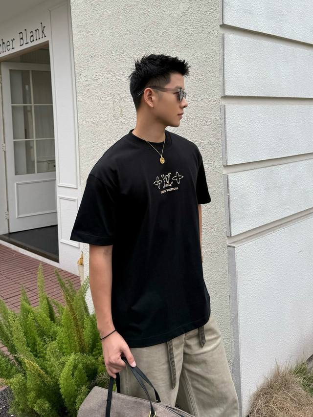 louis Vuitton路易威登2025Ss新款前后刺绣字母情侣休闲短袖T恤 最高版本 定制面料280克双纱 前后刺绣字母工艺设计 辅料 开模原版过鉴定领标1