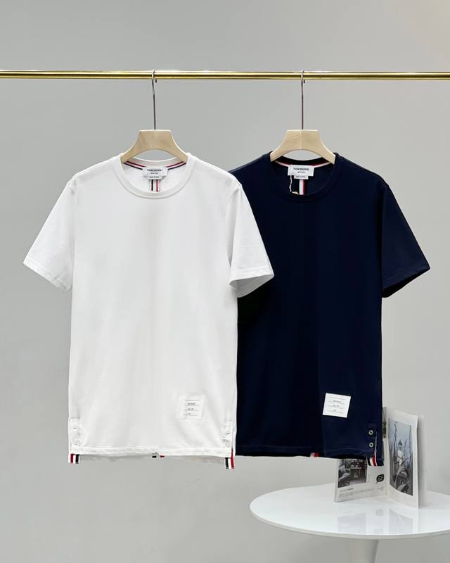 特价 白色0码 藏青0 thom Browne 汤姆布朗 Tb经典后背织带T恤 大量现货供应 采用26支双股双纱纯棉220克重正品珠地面料 织带采用正品定制高端