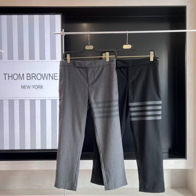 特价 灰色1码和黑色2码 thom Browne 汤姆布朗 .Tb九分西裤四条杠经典常青款 四条杠采用特殊工艺色织效果水印 面料采用 羊毛混纺材质 高定面料品质