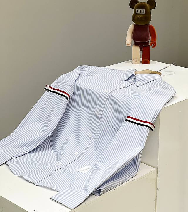 Thom Browne 汤姆布朗.新季Tb衬衫经典条纹双袖织带色织牛津纺长袖衬衣 采用进口缝纫设备缝制 透明琉璃扣子 Zp牛津纺面料 色织条纹布 高清还原细节
