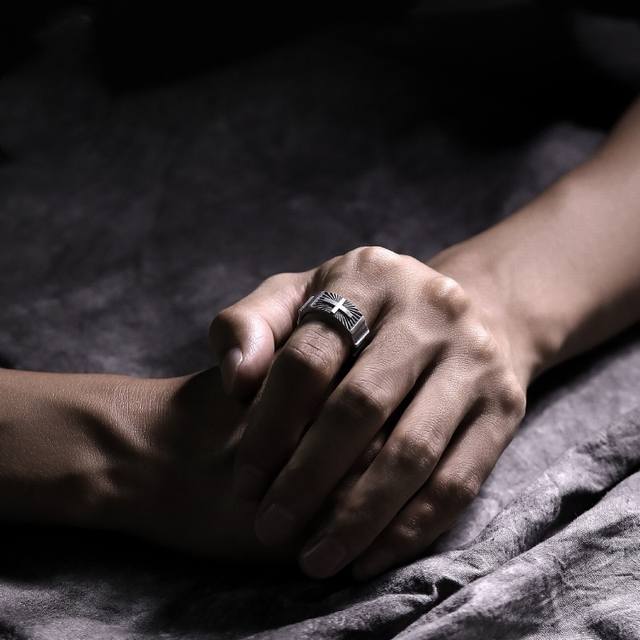 克罗心Chorme Hearts十字架戒指光芒射线开口戒指 最让人意外的是不少情侣会把克罗心的戒指当作是恋爱时在一起的第一只对戒首选 你会发现不管是素人还是明星