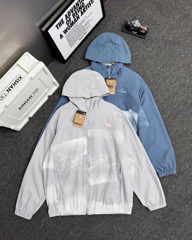 专柜同步在售 thenorthface北面泼墨防晒衣男士春夏户外皮肤衣 thenorthface北面皮肤衣面料具有出色的防护性 防水防晒 轻薄透气 适用于夏季跑