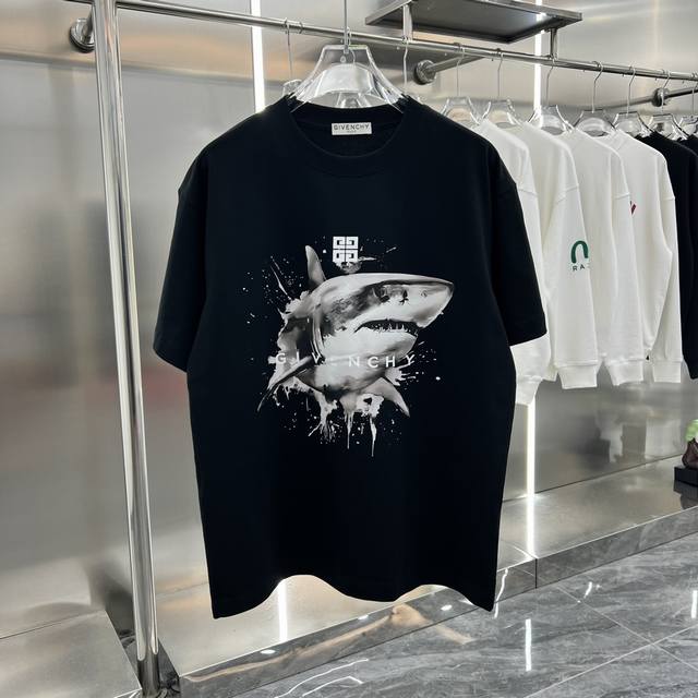 givenchy纪梵希 Ss新款鲨鱼图案情侣休闲短袖T恤 面料 240克双纱高密度纯棉面料 - 工艺: 整件衣服采用精密压花工艺 - 男女同款均可驾驭 - 尺码