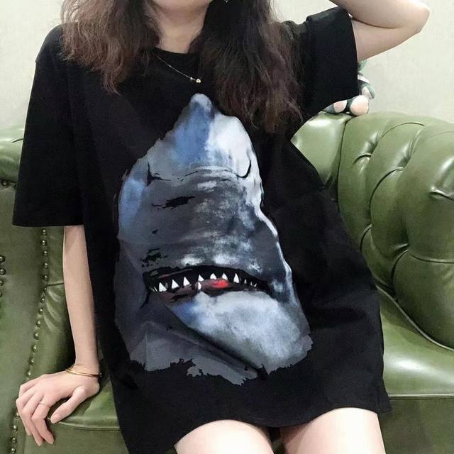 Gvc纪梵希 经典款大鲨鱼印花短袖 面料 240克双纱高密度纯棉面料 - 工艺: 整件衣服采用精密压花工艺 - 男女同款均可驾驭 - 尺码 M L Xl Xxl