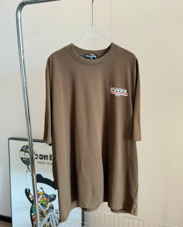 品名 Balenciag* 巴黎限定咖色涂鸦Logo短袖 颜色 咖色 面料 240克双纱高密度纯棉面料 - 工艺: 整件衣服采用精密压花工艺 - 男女同款均可驾