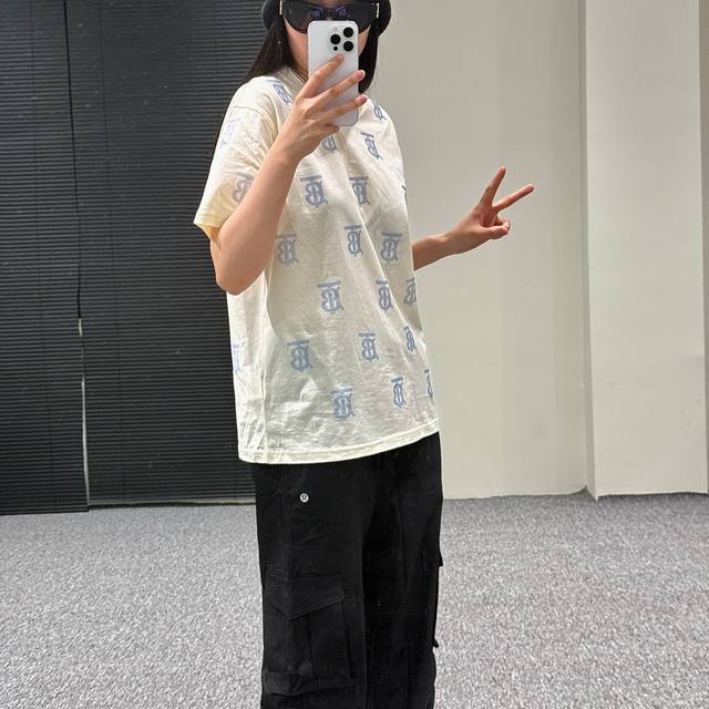 Bbr 短袖 满印 Tb 奶黄 上身展示 模特试穿 S 码 身高 162Cm 47Kg 合身