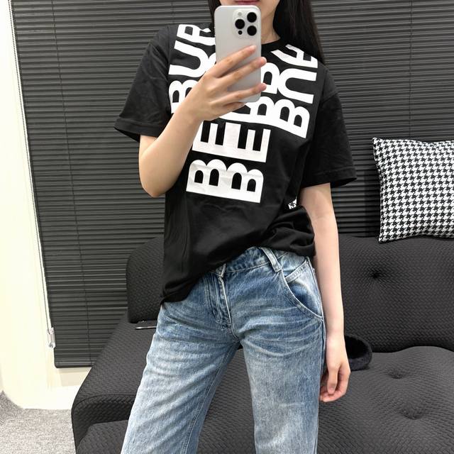 Bbr 短袖落肩袖 字母印花 黑色 上身展示 模特试穿 Xs 码 身高 162Cm 47Kg