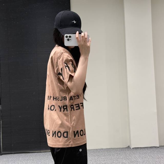 Bbr 短袖 Logo 字母印花 驼色 上身展示 模特试穿 Xxs 码 身高 162Cm 47Kg 宽松