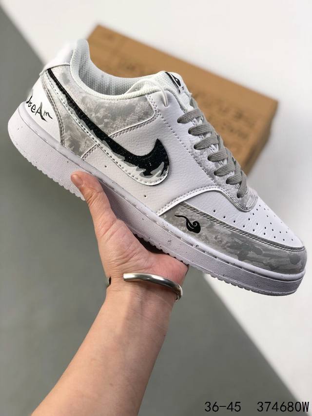 公司级带半码 耐克 Nike Court Vision Low 手工手绘 兼顾舒适脚感和出众风范 演绎匠心之作 结构性的支撑贴合感结合复古篮球设计 塑就场外全明