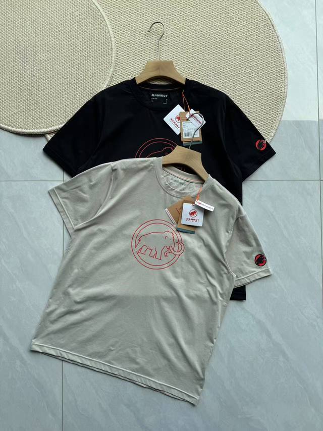 Mmt大象男士美式运动印花T size 浅卡其 黑色 M-L-Xl-Xxl 万能穿搭的男士T恤 可以穿出随意舒适的休闲感 日常 休闲 训练 运动都可以穿 mmt