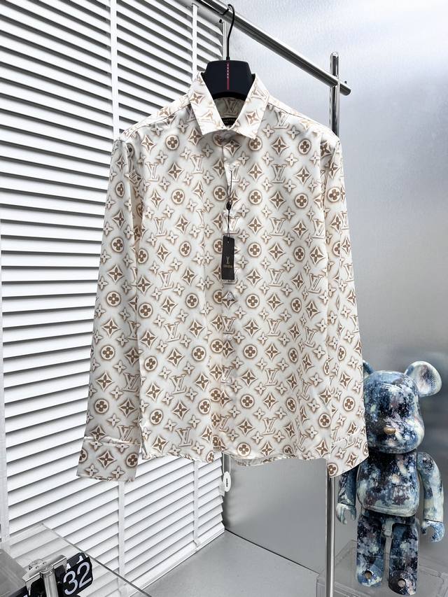 LV*24春夏新品 奶茶色Logo长袖衬衫 满幅Monogram花卉 浪漫春日气息高级又时髦 经典版型帅气百搭不挑人 必入高级单品 尺码M-3Xl