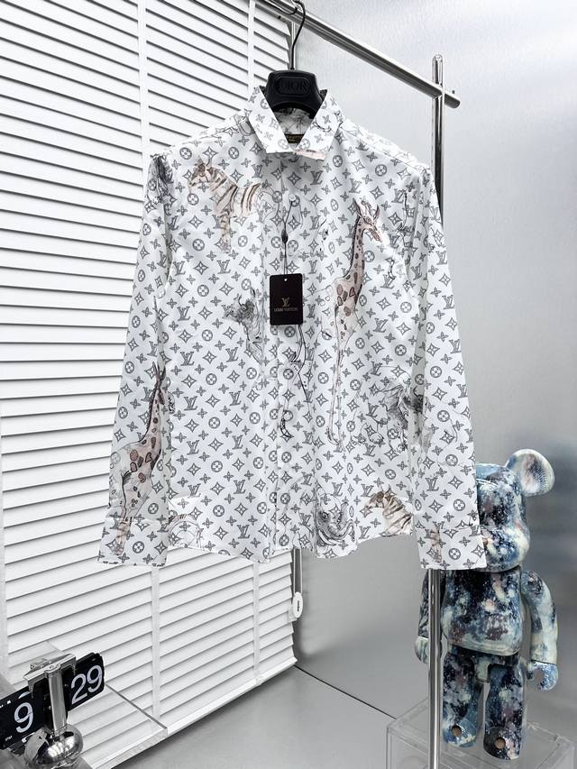 LV*23Ss秋冬新款 动物印花衬衫 定制丝光面料 舒服透气 柔软舒适 上身高端又奢华 足够场面的档次 这款衬衫无不骄傲的让你满意有面子 尺码M-3Xl