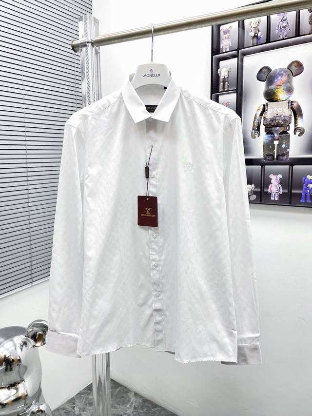 高版本 1V 路易 休闲衬衫 一直以来都是这个季节必不可少的单品一件好的衬衫凸显的 不仅仅是气质 专柜款细节做的独一无二衬衣很讲 究品质经典的款式每年都是爆款