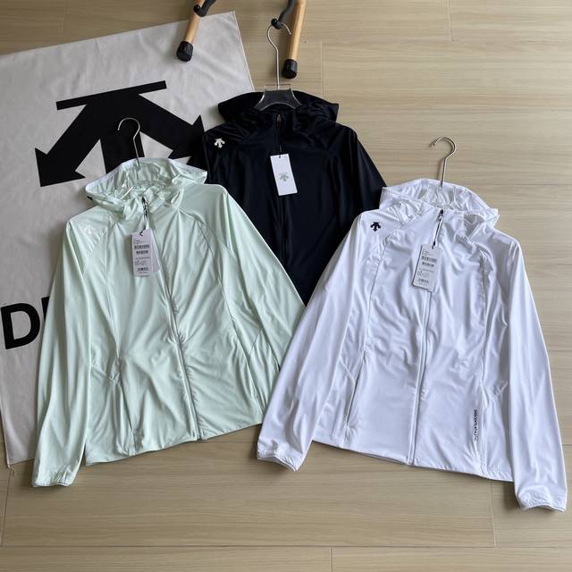 主图 品质防晒Descente 迪桑特 女款三色连帽专柜轻量防晒连帽皮肤衣外套 采用轻盈速干的功能型面料 具备优异的Upf防晒指数 有效阻隔紫外线侵害 亲肤不闷