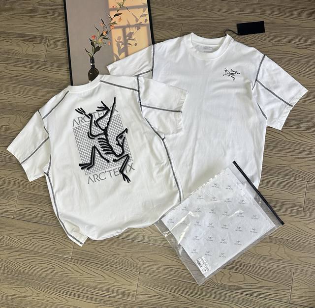 始祖鸟 Arc'teryx 24Ss 明线拼接三针五线工艺 后背网格鸟印花 宽松男女同款圆领短袖T恤 宽松版 品质超赞 颜色 白色 尺码M-L- Xl 肩宽 胸