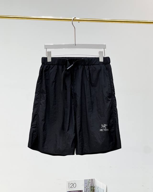跑量款 arcteryx 始祖鸟夏季新款速干梭织运动短裤五分裤 四色可选 休闲运动都可驾驭 夏季出行必备百搭短裤 采用高品速干梭织面料 内里透气网眼面料 上身清