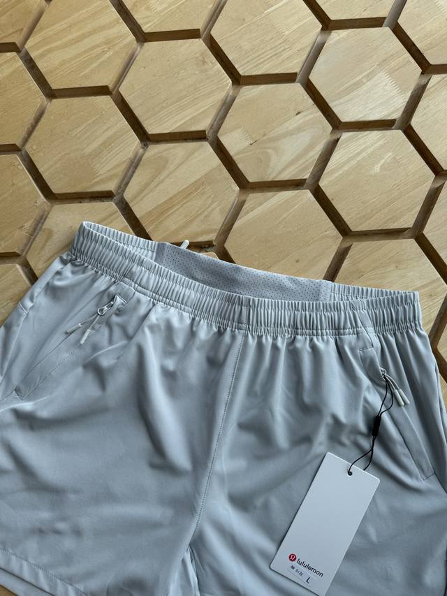 lululemon 露露户外探险徒步越野运动登山功能休闲速干短裤 面料:锦纶氨纶爽翻啦 这款选择再生纤维制作超薄透气大弹力 怎么穿都很舒适张力十足面料整体为轻量