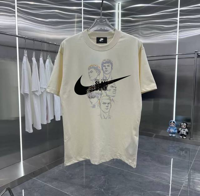 nike樱木花道系列 专柜款复古情侣 印花短袖T落肩袖 重磅280G精梳棉材质 透气舒适 版型宽松 进口外贸级专柜印花 随意搓洗不褪色不变形 情侣款 男女同款哦