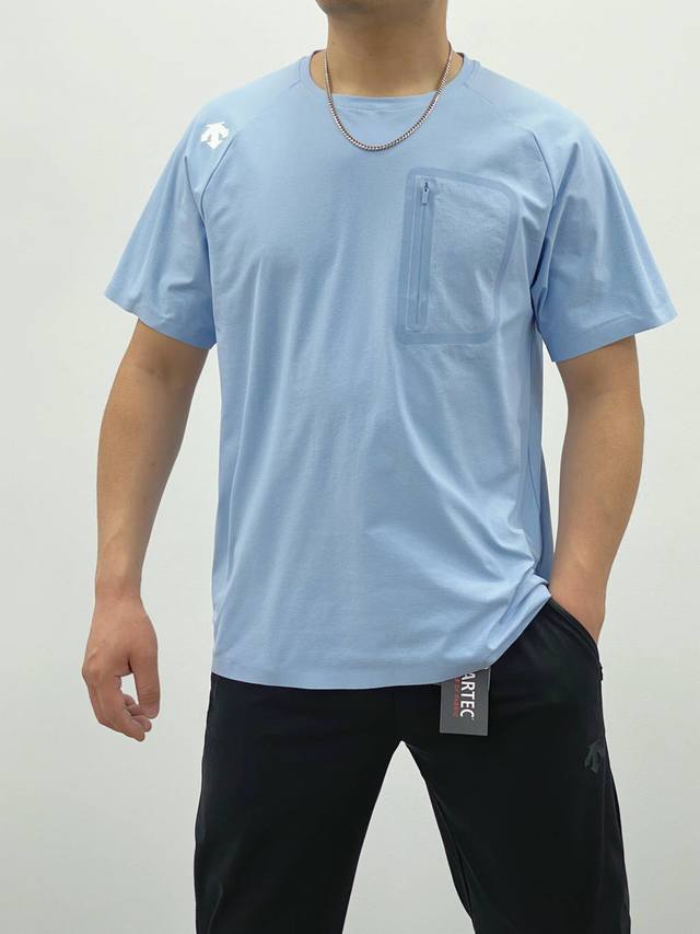 供 dscente 迪桑特情侣款圆领短袖科技面料男子休闲运动圆领短袖 版型简洁帅气 下摆开叉式款 平时单穿也绝对没问题 而且款式很低调 户外风又不失潮范 绝对的