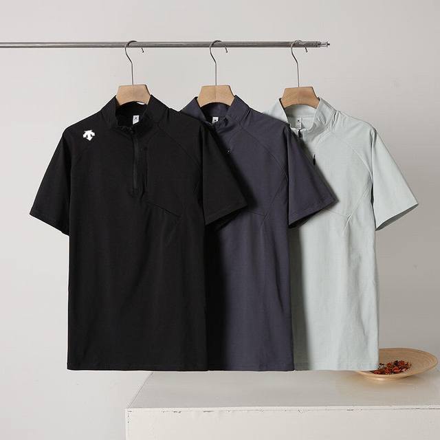 供 descente迪桑特 25春夏季新品 男士全天候户外运动休闲健身跑步徒步爬山半拉链速干凉感短袖T恤 掌柜力荐 线上线下同步 客供速干镂空面料 手感细腻顺滑