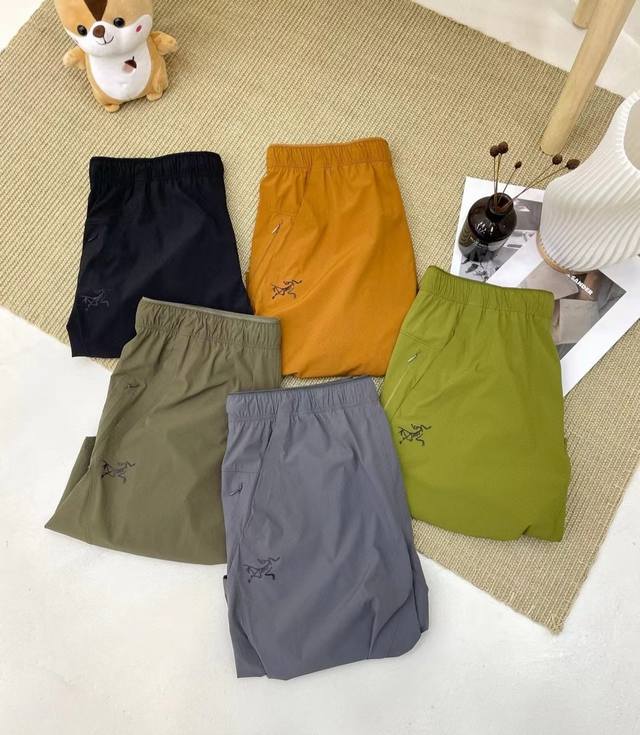 供 高品质 高端好货 arc'teryx-始祖鸟 Aptin Short短裤男女速干透气运动休闲五分裤 采用轻薄 快干 弹力的速干面料 内置抽绳 修身裁剪 直筒